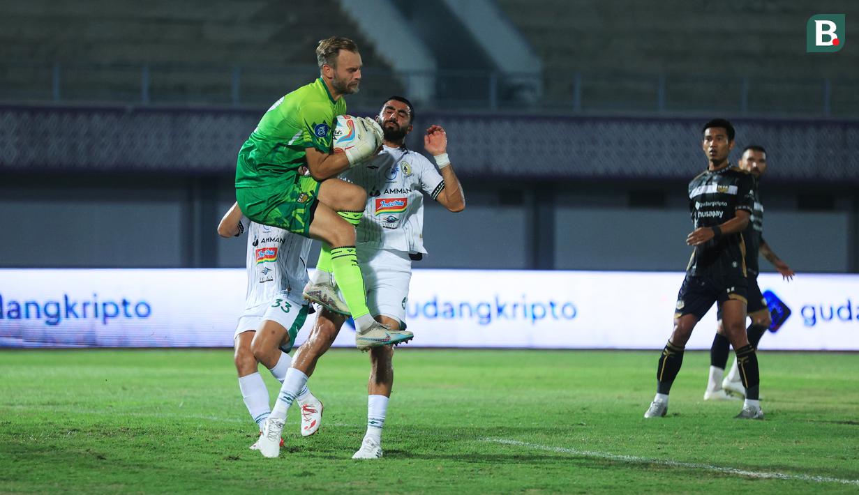 <p>Kiper Dewa United, Sonny Stevens berhasil menangkap bola dari ancaman pemain PSS Sleman, Jihad Ayoub pada laga pekan ke-15 BRI Liga 1 2023/2024 di Stadion Indomilk Arena, Tangerang, Jumat (6/10/2023) malam WIB. (Bola.com/M Iqbal Ichsan)</p>
