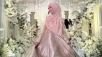 Dihadiri oleh sejumlah selebriti Tanah Air, pernikahan Sarah Keihl mencuri perhatian. Bukan hanya dari tamu undangan, namun juga jajaran bridesmaid-nya. Ria Ricis menjadi salah satunya. Ia tampil menawan dengan gaun bernuansa emas yang menjadi seragam pengiring di pernikahan selebgram berdarah Turki tersebut. (Liputan6.com/IG/@riaricis1795)