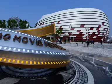 Sebuah instalasi terlihat di Qingdao Movie Metropolis di Qingdao, Provinsi Shandong, Sabtu (28/4). Dalian Wanda Group Co, konglomerat ritel dan hiburan China meluncurkan kompleks studio film yang disebut-sebut terbesar di dunia. (AFP/WANG ZHAO)