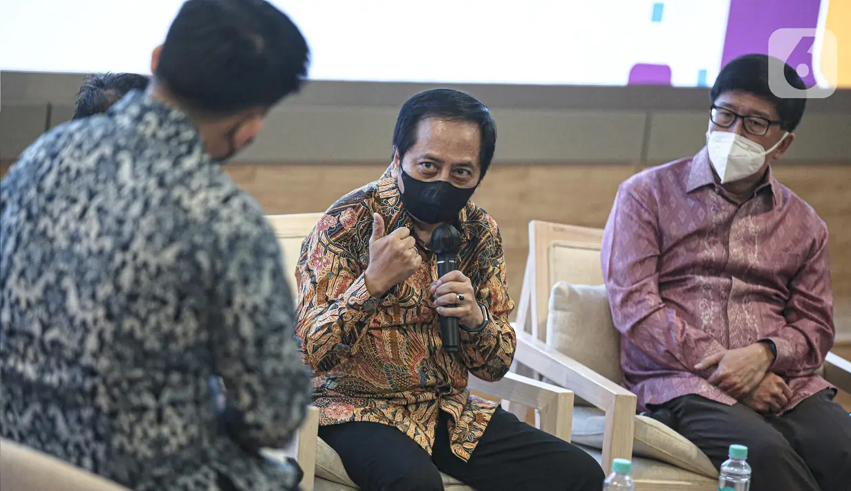 Direktur Utama PT Smartfren Telecom Merza (kedua kanan) berbicara saat hadir dalam MoU Kerja sama di Kantor Smartfren, Jakarta, Kamis (7/7/2022). Vidio mengumumkan kerja sama strategis dengan penyedia layanan internet MyRepublic dan Smartfren. (Liputan6.com/Faizal Fanani)