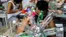 Seniman Filipina Leeroy New mengerjakan masker improvisasi di studionya di Manila, 22 Mei 2020. Leeroy New menggunakan botol plastik daur ulang, gelas dan kok membuat masker artistik COVID-19 guna menyebarluaskan kesadaran dan mengedukasi masyarakat tentang virus tersebut. (Xinhua/Rouelle Umali)