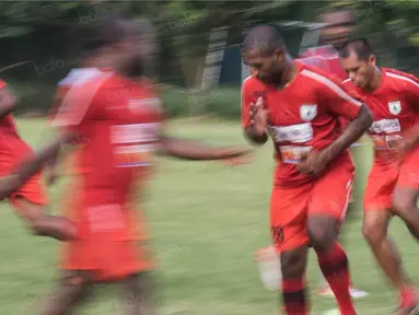 Para pemain Persipura Jayapura berlatih di Lapangan Sutasoma 77 Halim Perdanakusuma, Jakarta, Selasa (3/1/2017). Latihan ini dilakukan sebagai persiapan jelang laga eksebisi melawan Persib Bandung. (Bola.com/Vitalis Yogi Trisna)