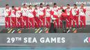 Altet polo air putra Indonesia saat menerima medali perak di SEA Games XXIX di National Aquatic Centre, Kuala Lumpur, Minggu (20/8). Tim Polo Air Indonesia menang dengan skor 12-5 atas Filipina. (Liputan6.com/Faizal Fanani)