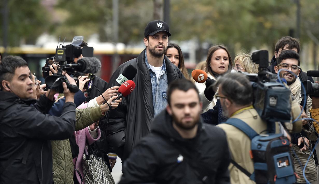 Mantan Bek Spanyol dan Barcelona, Gerard Pique (tengah) meninggalkan pengadilan di Barcelona pada 1 Desember 2022. Gerard Pique dikabarkan selingkuh dan jalin hubungan dengan wanita lain. Hal itulah yang memicu Shakira, yang akhirnya putuskan untuk berpisah. (AFP/Josep Lago)
