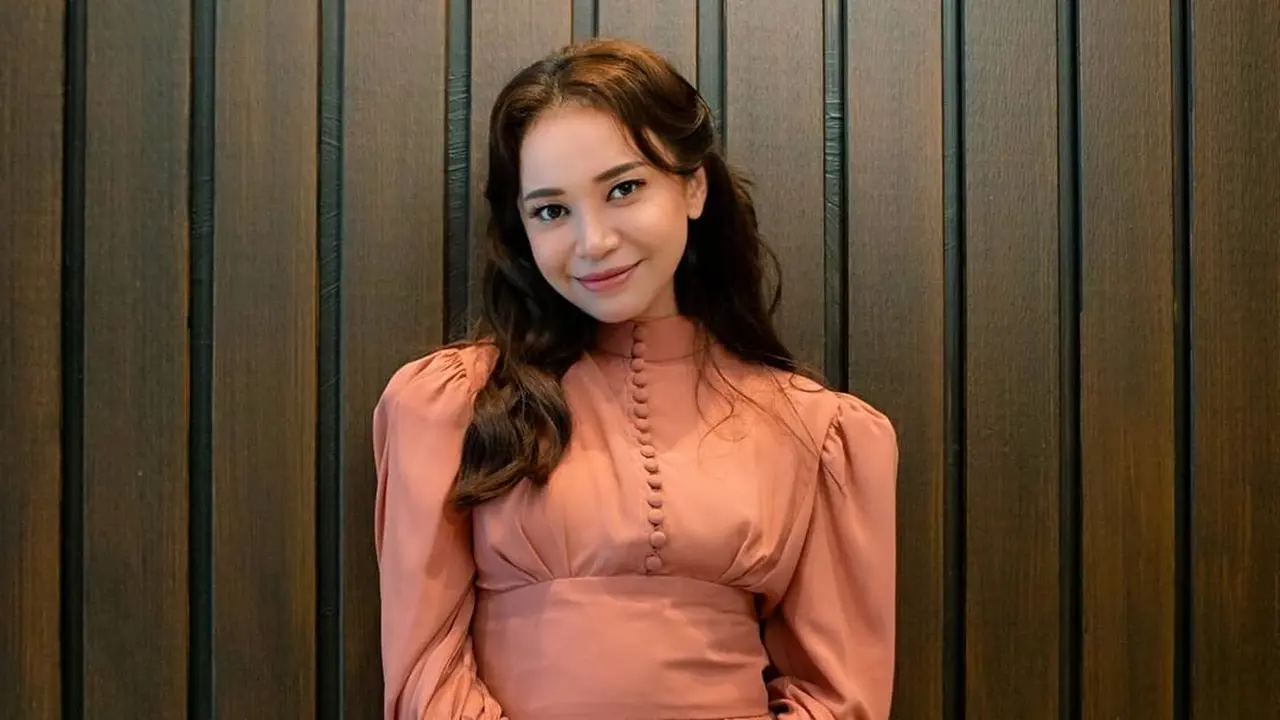 6 OOTD Rossa dengan Sejumlah Tas Mahal, Berapa Harganya?
