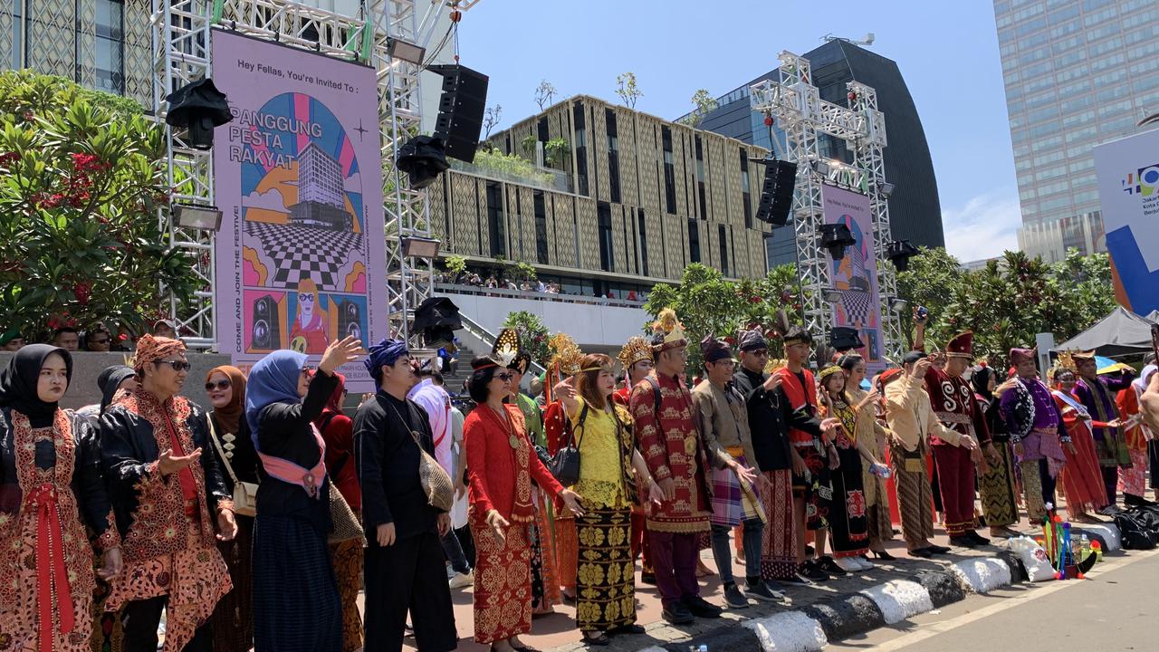 Sejumlah orang mengenakan pakaian adat di depan Gedung Sarinah. Siap menyambut Prabowo-Gibran. (Liputan6.com/Fenecia)