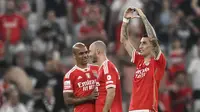 Pemain Benfica, Angel Di Maria (kanan) memberikan gestur hati kepada para penonton saat merayakan kemenangan atas Porto pada laga lanjutan Liga Portugal 2023/2024 melawan Porto di Luz stadium, Lisbon, Portugal, Minggu (30/09/2023). Kemenangan 1-0 Benfica membawa mereka naik ke posisi puncak klasemen sementara dengan raihan 18 poin. (AFP/Patricia De Melo Moreira)