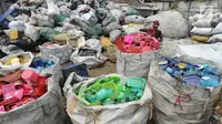 Pekerja memilah sampah plastik di pabrik pengolahan kawasan Kapuk, Cengkareng, Jakarta, Selasa (17/9/2019). Pabrik membeli sampah plastik dari para pemulung dengan harga Rp 3.000 per Kg. (merdeka.com/Arie Basuki)