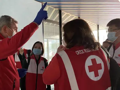 Sejumlah pakar medis China berbicara dengan dokter setempat dan staf Palang Merah di Padova, Italia (17/3/2020). Pakar medis China pada Selasa (17/3) tiba di Padova dari Roma. (Xinhua/Qin Xiaoli)