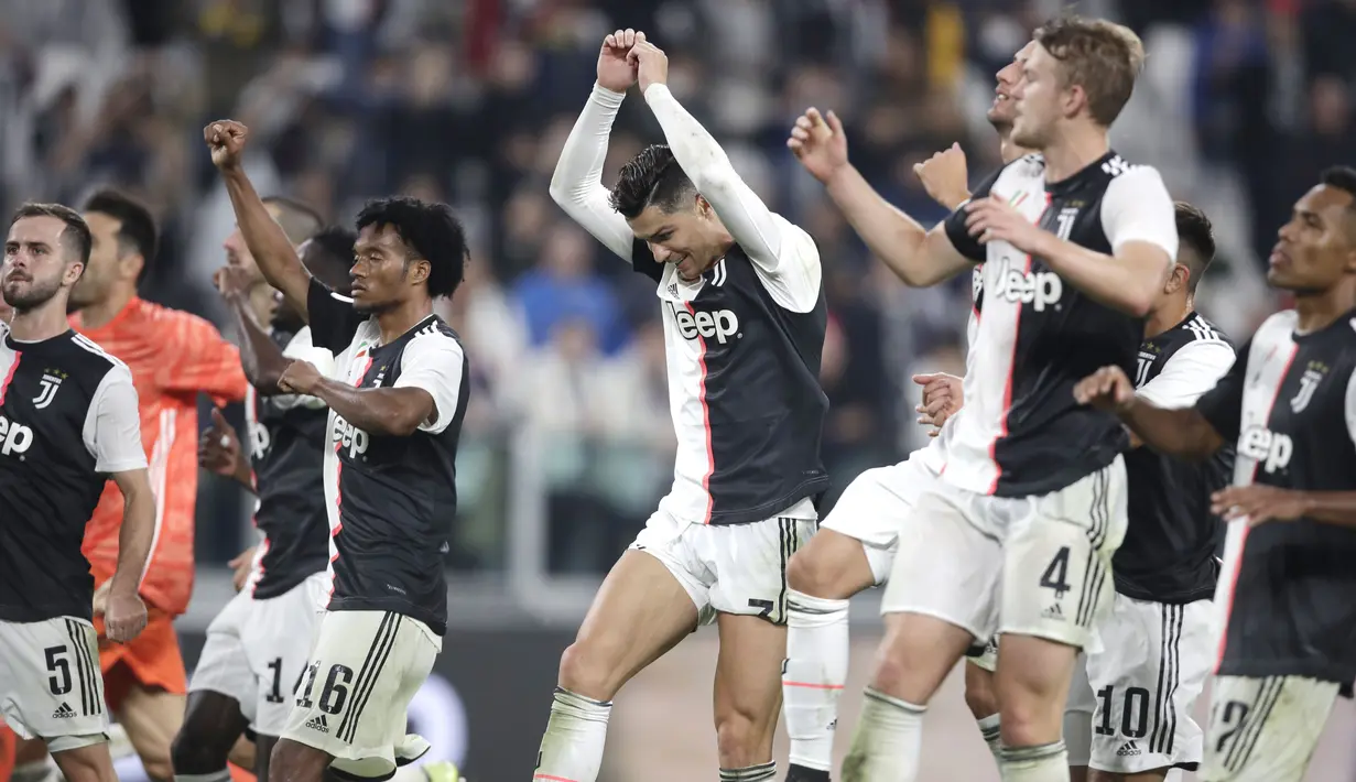 Pemain Juventus merayakan kemenangan usai pertandingan melawan Bologna pada pertandingan lanjutan Liga Serie A Italia di stadion Allianz, Turin (19/10/2019). Juventus menang tipis atas Bologna 2-1. (AP Photo/Luca Bruno)