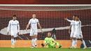 Para pemain Leicester City tampak kecewa usai Jonny Evans melakukan gol bunuh diri saat melawan Liverpool pada laga Liga Inggris di Stadion Anfield, Senin (23/11/2020). Liverpool menang dengan skor 3-0. (Peter Powell/Pool via AP)