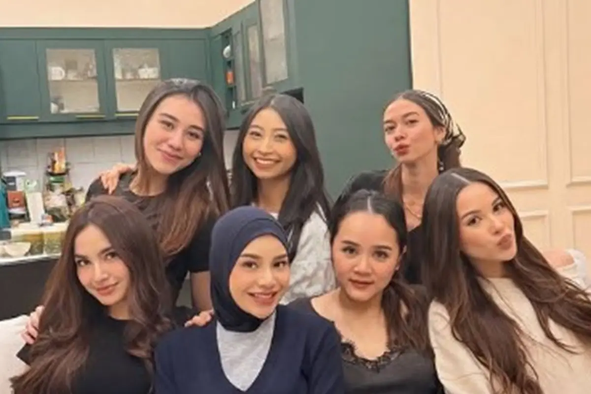6 Potret Dapur dan Meja Makan di Rumah Aaliyah Massaid saat Bukber Geng Artis