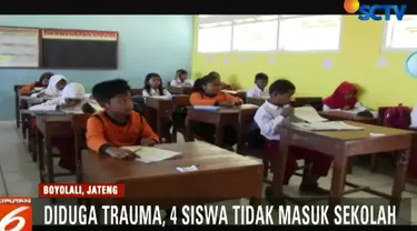 Ke-empat siswa diduga masih trauma setelah semalam ikut mengungsi di tempat penampungan sementara Desa Tlogolele.