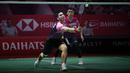 Pebulutangkis ganda putra Indonesia, Leo Rolly Carnando/Daniel Marthin bertanding melawan pebulutangkis ganda putra Jepang, China, Keiichiro Matsui/Yoshinori Takeuchi pada laga perempatfinal Indonesia Masters 2023 di Istora Senayan, Jakarta, Jumat (27/01/2023). Leo/Daniel menang dengan skor 21-13, 21-11. (Bola.com/Bagaskara Lazuardi)