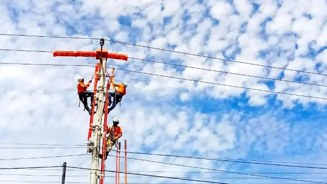 Petugas PLN Riau tengah memasang instalasi listrik.