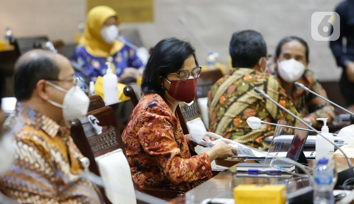 Menteri Keuangan Sri Mulyani Indrawati (kanan) mengikuti rapat kerja bersama Komisi XI DPR di Kompleks Parlemen, Senayan, Jakarta, Kamis (10/6/2021). Rapat tersebut membahas pagu indikatif Kementerian Keuangan dalam RAPBN 2022. (Liputan6.com/Angga Yuniar)