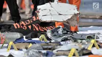 Petugas Basarnas merapikan barang temuan jatuhnya pesawat Lion Air JT 610 di Posko Evakuasi, Tanjung Priok, Jakarta, Senin (29/10). Pesawat Lion Air JT 610 yang jatuh membawa 188 orang. (Merdeka.com/Iqbal Nugroho)