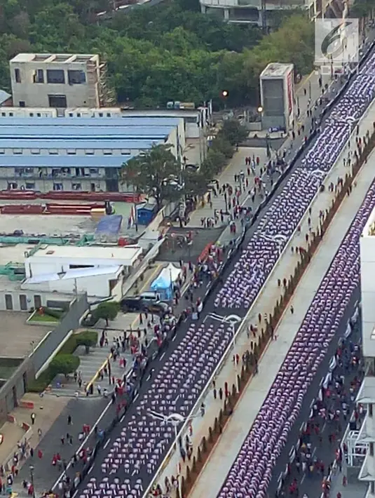 Ribuan peserta mengikuti pemecahan Guinness World Record tari Poco-poco di sepanjang Jalan MH Thamrin-Sudirman, Jakarta, Minggu (5/8). Presiden Jokowi dan Ibu Negara Iriana turut mengikuti acara ini bersama peserta. (Liputan6.com/Pool/Biro Pers Setpress)