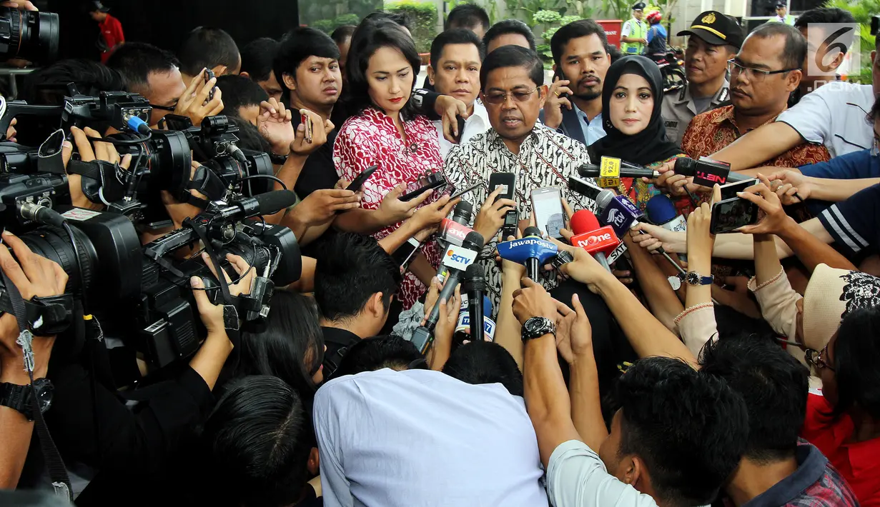 Sekjen Partai Golkar Idrus Marham memberikan keterangan pers di Gedung KPK, Jakarta, Senin (11/9). Idrus datang untuk mengantarkan surat pernyataan sakit Ketua DPR Setya Novanto yang dijadwalkan menjalani pemeriksaan kasus e-KTP (Liputan6.com/Johan Tallo)
