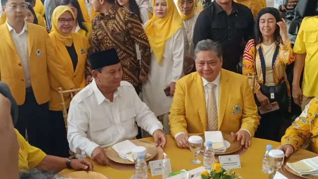 Ketua Umum Partai Gerindra Prabowo Subianto menghadiri acara syukuran Hari Ulang Tahun (HUT) ke-59 Partai Golkar di DPP Partai Golkar Jakarta, Jumat (20/10/2023), terlihat pula Ketua Umum Partai Golkar Airlangga Hartarto.