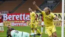 Gelandang Hellas Verona, Antonin Barak, merayakan gol ke gawang AC Milan dalam lanjutan Liga Italia Serie A pekan ke-7 di Stadion San Siro, Milan, Senin (9/11/2020). Hellas Verona bermain imbang 2-2 dengan AC Milan. (AP Photo/Antonio Calanni).