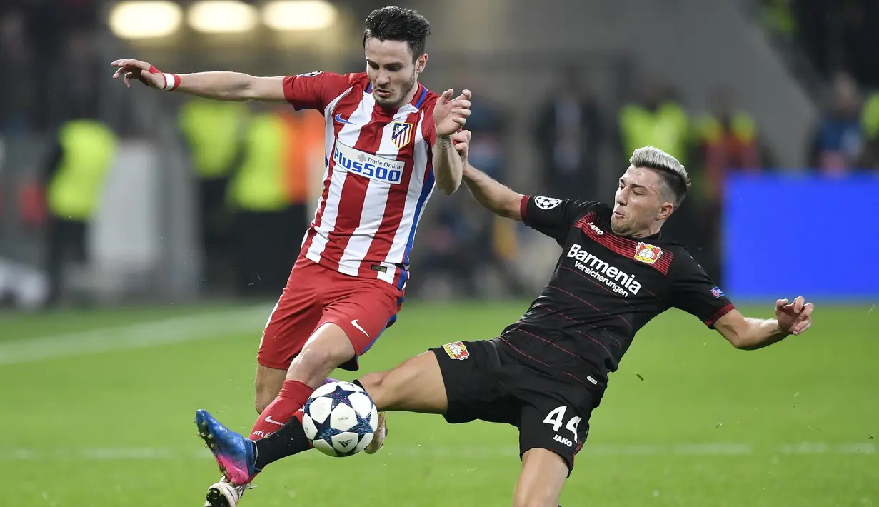 Pemain Atletico, Saul Niguez (kiri) mencetak gol pembuka bagi timnya saat melawan Leverkusen pada babak 16 besar leg pertama Liga Champions di BayArena, Leverkusen, (21/2/2017).  (AP/Martin Meissner)