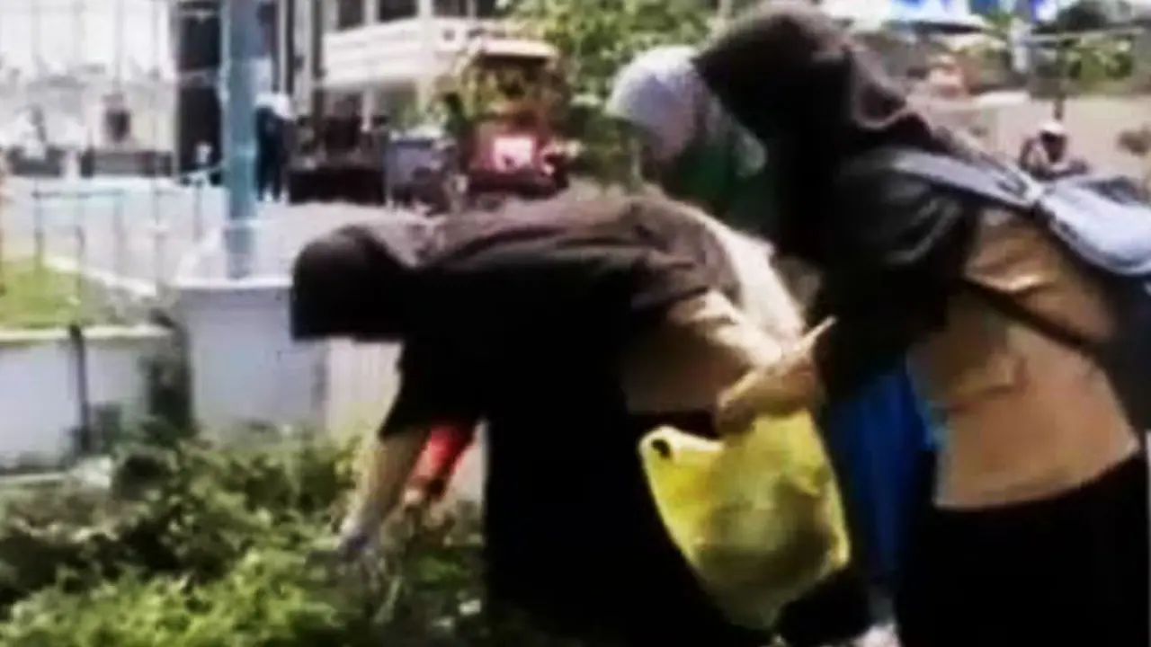 Hari Kesehatan Nasional, Pelajar Garut Pungut Sampah di Jalanan