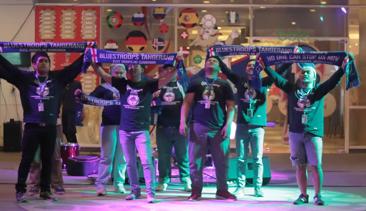Fans Chelsea mengikuti kompetisi jingle pada acara Nobar Gratis di Sky Garden, Novotel Tangerang. (14/7/2018). Novotel menghadirkan Nobar Gratis untuk fans bisa merasakan sensasi Piala Dunia 2018. (Bola.com/Nick Hanoatubun)