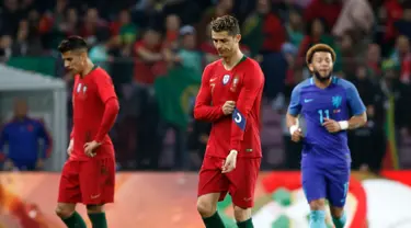 Raut wajah pemain Portugal, Cristiano Ronaldo (tengah) setelah Belanda berhasil mencetak gol ketiga mereka pada laga persahabatan di Stadion Stade de Geneve, Jenewa, Swiss, Senin (26/3). Belanda bantai Portugal 3-0. (Salvatore Di Nolfi/Keystone via AP)