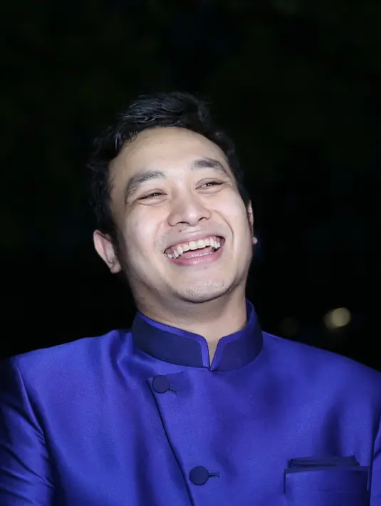 Presenter 'Stand Up Comedy Academy Indosiar‎' datang bersama rombongan keluarganya. Perasaan deg-degan terus menghantui dirinya sejak dari rumah hingga rumah calon istrinya, Adiezty Ferza. (Nurwahyunan/Bintang.com)