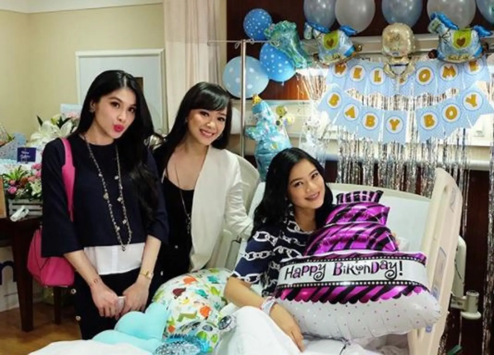 Titi Kamal mendapat ucapan selamat ulang tahun dan persalinannya dari Sandra Dewi dan Yuanita Christiani (Instagram/@titi_kamall)