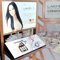 Seleb yang ikonik dengan gaya glamor ini perkenalkan tren makeup glowing saat Ramadan. (Sumber foto: LAKME Indonesia)