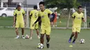Pemain Mitra Kukar, Bayu Pradana, menggiring bola saat latihan jelang laga Liga 1 di Lapangan ABC, Senayan, Jakarta, Sabtu (08/12). Mitra Kukar akan berhadapan dengan Persija Jakarta. (Bola.com/M Iqbal Ichsan)