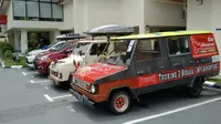 Kendaraan rombongan Velozity dan Toyota Kijang Club Indonesia (TKCI) peserta Touring  Kemerdekaan 3 Negara  tengah parkir. (Dok Toyota)