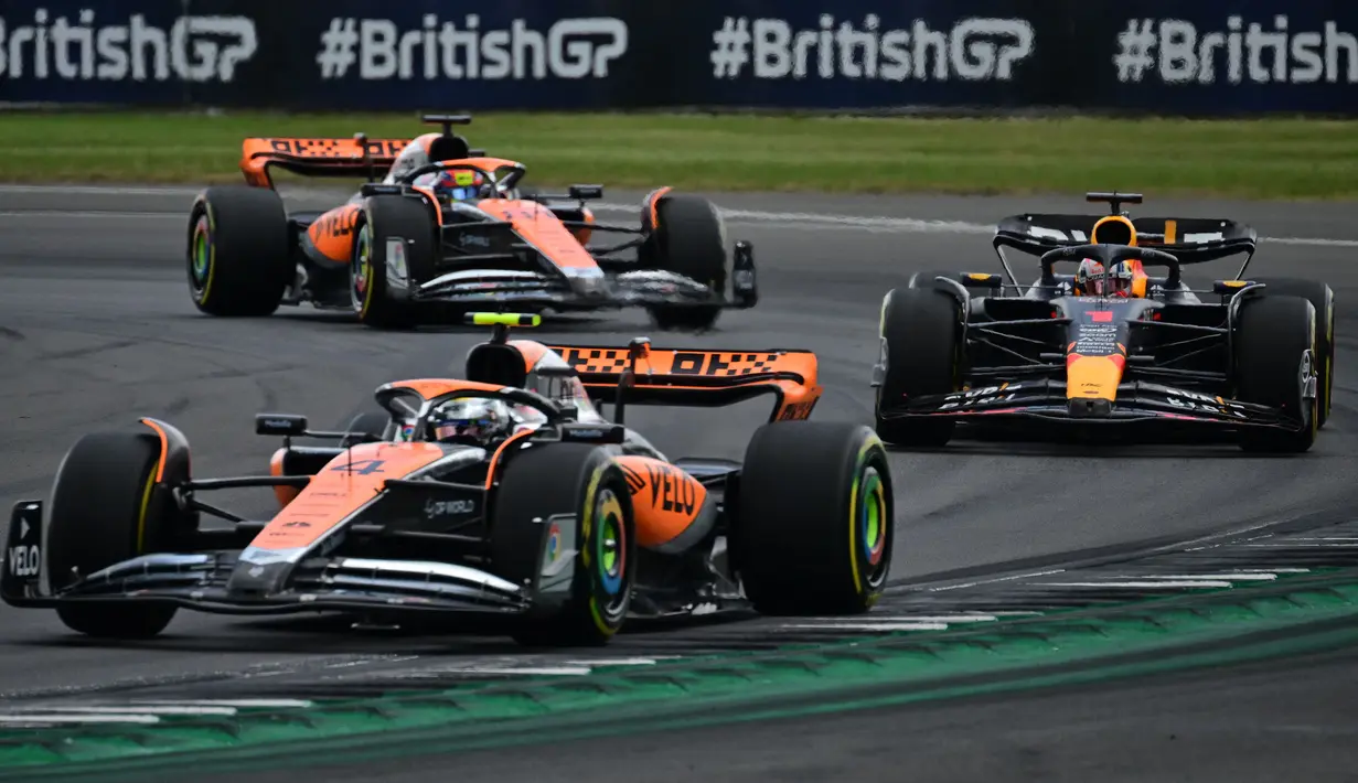 Pembalap Red Bull Racing, Max Verstappen (kanan) dihimpit dua pembalap McLaren, Lando Norris (bawah) dan Oscar Piastri saat balapan Formula 1 GP Inggris yang berlangsung di Sirkuit Silverstone, Inggris, 9 Juli 2023. (AFP/Ben Stansall)