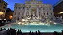 Pengunjung mengabadikan gambar air mancur Trevi Fountain saat peresmiannya setelah ditutup untuk renovasi, Roma, Selasa (3/11). Renovasi digagas oleh salah satu brand fashion Italia, Fendi, dengan biaya 2,2 juta Euro (Rp 32 m). (AFP PHOTO/ALBERTO PIZZOLI)