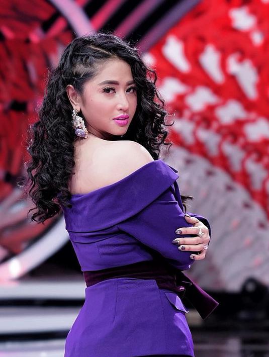 Dewi Perssik tampak menawan dalam balutan setelan busana warna ungu yang memperlihatkan pundaknya yang seksi. Model rambutnya dibuat bergelombang seperti karakter putri Disney kenamaan. Warna lipstik Depe juga tampak cetar dengan aksen warna pink cerah nan menyala. (Liputan6.com/IG/@dewiperssikreal)