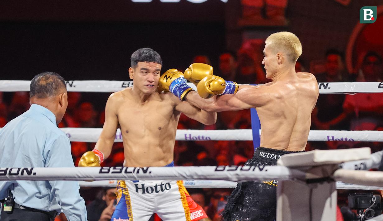 Ronde kedua menjadi momen dominasi Fadly. Beberapa pukulannya membuat Aisar terpojok, meskipun teknik clinch yang digunakan Aisar mampu beberapa kali mematahkan momentum yang sangat mendominasi. (Bola.com/Abdul Aziz)