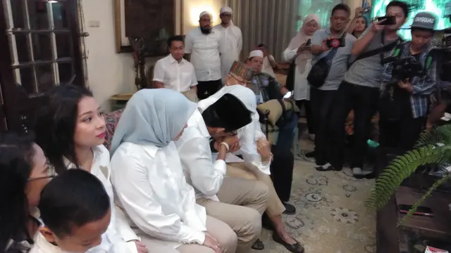 Calon Wakil Presiden nomor urut 02, Sandiaga Uno menyambangi rumah kedua orangtuanya, di Jalan Galuh, Kebayoran Baru, Jakarta Selatan, Rabu (17/4/2019).