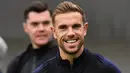 Gelandang Inggris, Jordan Henderson tersenyum saat mengikuti latihan tim di St George's Park di Burton-on-Trent, Inggris tengah (7/10/2019). Inggris akan melawan Republik Ceko pada kualifikasi Euro 2020 di Praha. (AFP Photo/Paul Ellis)
