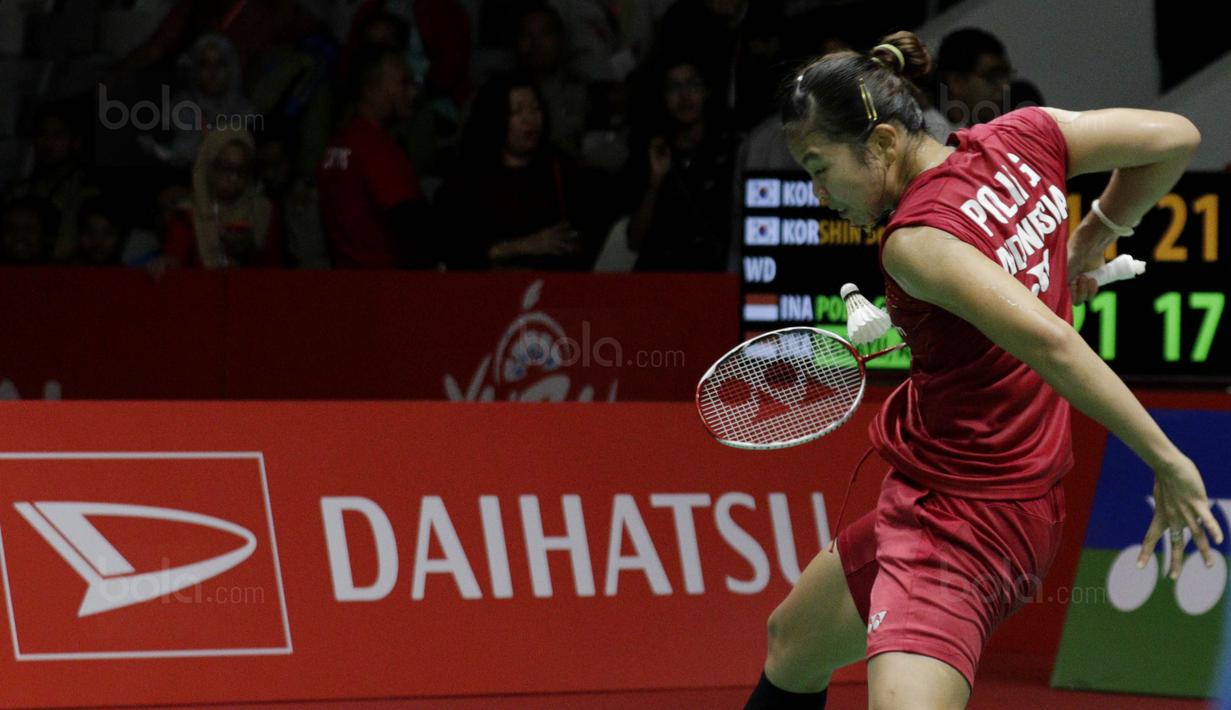 Ganda putri Indonesia, Greysia Polii saat melawan wakil Korsel, Lee So-hee/Shin Seung-chan pada laga Indonesia Masters 2018 di Istora Senayan, Sabtu (27/1/2018). Greysia/Apriyani menang 21-11, 17-21, 21-17. (Bola.com/M Iqbal Ichsan)