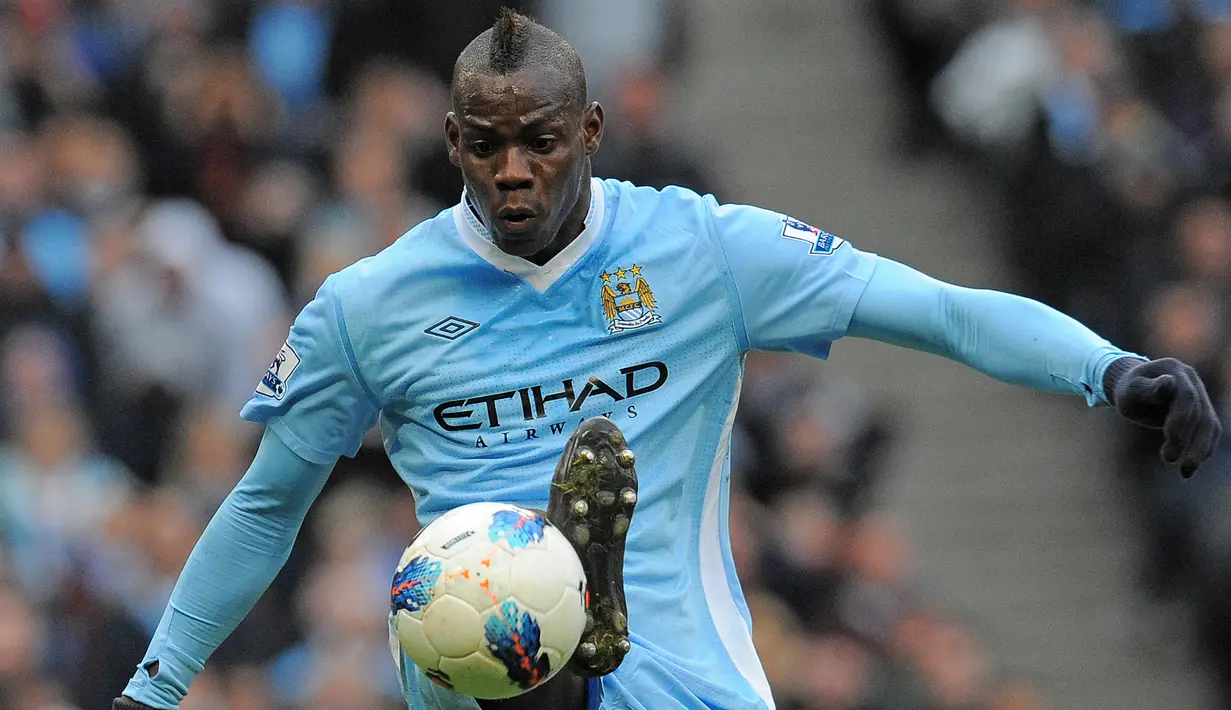 Mario Balotelli. Striker Italia berusia 31 tahun yang kini memasuki musim pertama di Adana Demirspor pernah memperkuat Manchester City tiga musim, 2010/2011 - 2012/2013 usai didatangkan dari Inter Milan. Ia total tampil 80 laga di semua ajang dengan torehan 30 gol dan 7 assist. (AFP/Andrew Yates)