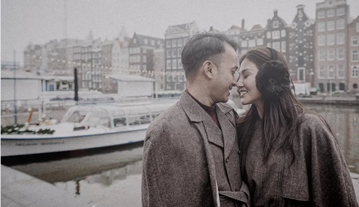 Empat tahun sudah pasangan Sarwendah dan Ruben Onsu menjalani bahtera rumah tagga. Pasangan yang telah dikaruniai seorang anak itu baru saja merayakan di Bali pada 22 Oktober. (Instagram/sarwendah29)