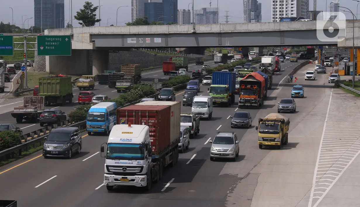 Kendaraan melaju di tol Jakarta-Merak, Tangerang, Sabtu (18/12/2021). Pemerintah menerapkan sejumlah syarat perjalanan darat bagi penumpang atau pengguna moda transportasi darat selama libur Natal dan Tahun Baru 2022 (Nataru), salah satunya menunjukkan kartu vaksin. (Liputan6.com/Angga Yuniar)