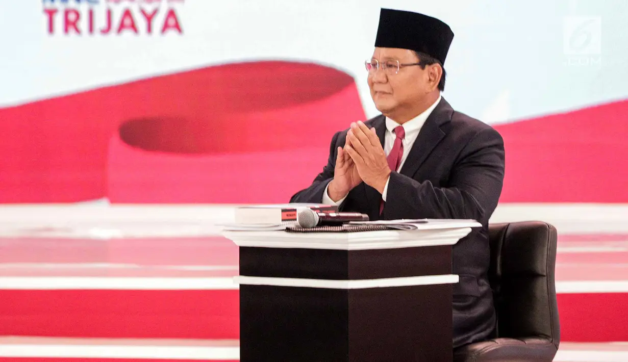 Capres nomor urut 02 Prabowo Subianto menyapa penonton saat hadir dalam debat kedua Pilpres 2019 di Hotel Sultan, Jakarta, Minggu (17/2). Dalam debat kedua ini tidak ada kisi-kisi. (Liputan6.com/Faizal Fanani)
