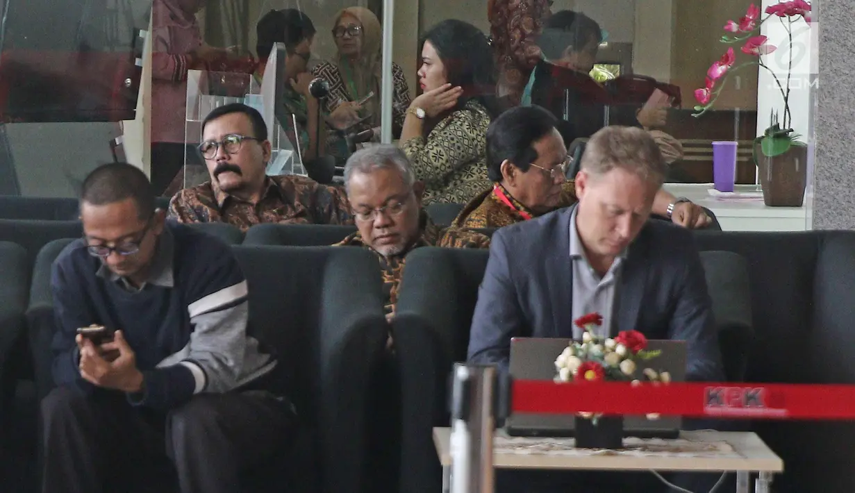 Aktor Leroy Osmani menunggu di lobi gedung KPK, Jakarta, Jumat (16/3). Leroy Osmani di periksa sebagai saksi suap pengadaan pesawat dan mesin pesawat dari airbus S.A.S dan Roll-Royce P.L.C pada PT. Garuda Indonesia. (Liputan6.com/Herman Zakharia)