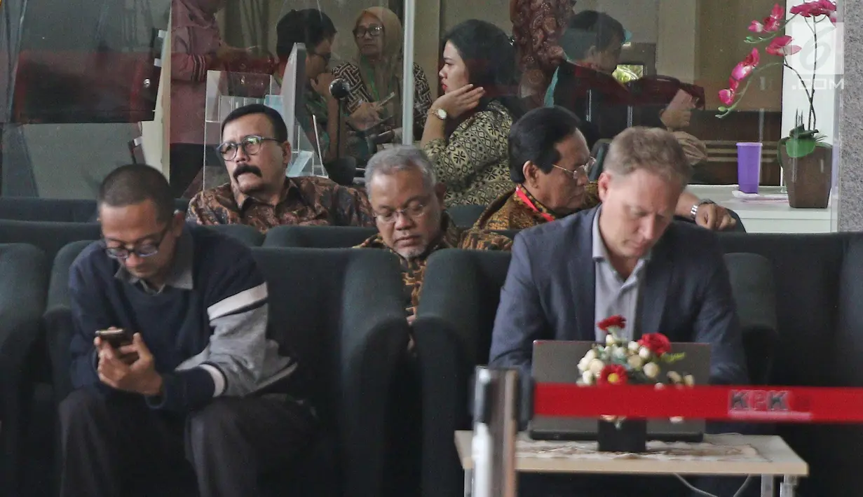 Aktor Leroy Osmani menunggu di lobi gedung KPK, Jakarta, Jumat (16/3). Leroy Osmani di periksa sebagai saksi suap pengadaan pesawat dan mesin pesawat dari airbus S.A.S dan Roll-Royce P.L.C pada PT. Garuda Indonesia. (Liputan6.com/Herman Zakharia)