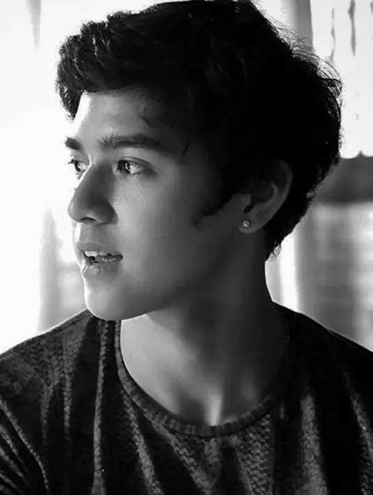 Pelantun  tembang lagu ‘Kurayu Bidadari’ ini sempat dikabarkan dekat oleh aktris muda Pevita Pearce.  ( via instagram@alghazali7/Bintang.com)