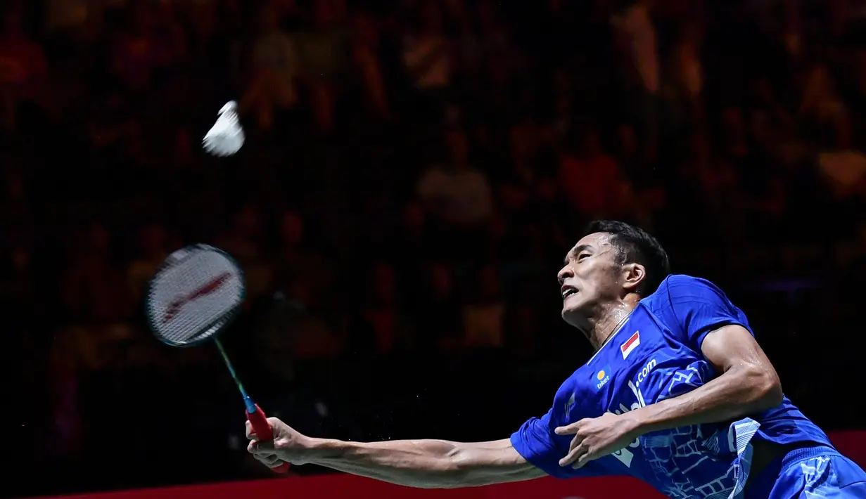 Pebulu tangkis Indonesia Jonatan Christie mengembalikan kok saat bertanding melawan wakil India Sai Praneeth Bhamidipati dalam perempat final tunggal putra Kejuaraan Dunia Bulu Tangkis 2019 di St Jakobshalle, Basel, Swiss, Jumat (23/8/2019). Jonatan takluk dua gim langsung. (FABRICE COFFRINI/AFP)