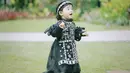 Perhatian netizen juga tertuju pada Baby Guzel yang mengenakan dress senada dengan sang mama.